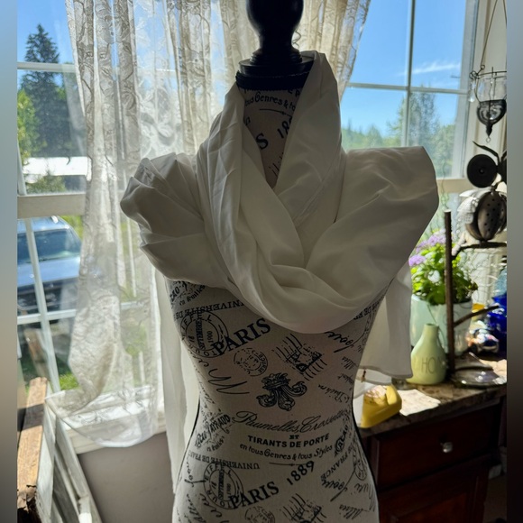 Elegant White Scarf - Picture 2 of 9